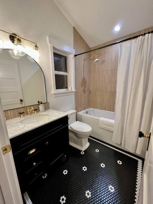 Brand New Custom Built Cottage In Downtown W/Pool! Салем Екстериор снимка